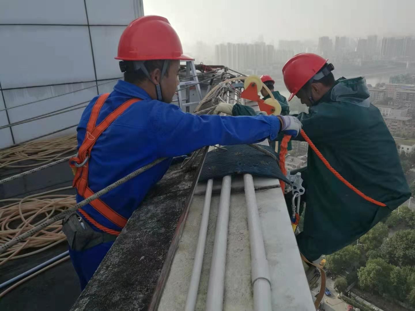 高空外墻清洗，瑞潔特“蜘蛛人”在勇敢前行