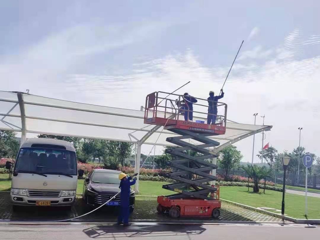 宜昌廣汽綜合樓西側(cè)停車場雨棚保潔清洗