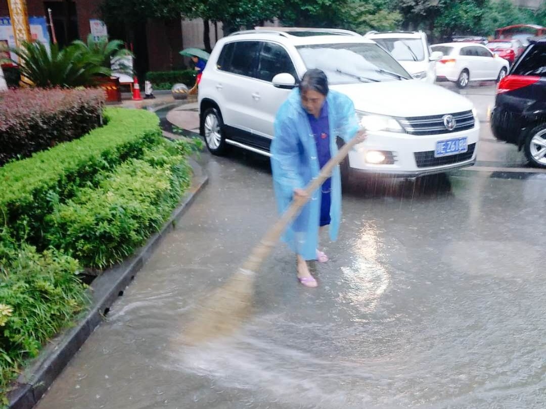 頂風(fēng)冒雨 堅守一線  宜昌瑞潔特雨后保潔不松懈