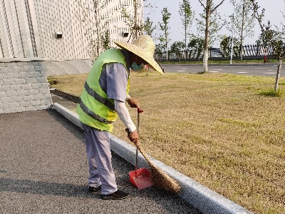 夏日炎炎瑞潔特一線員工堅持作業(yè)