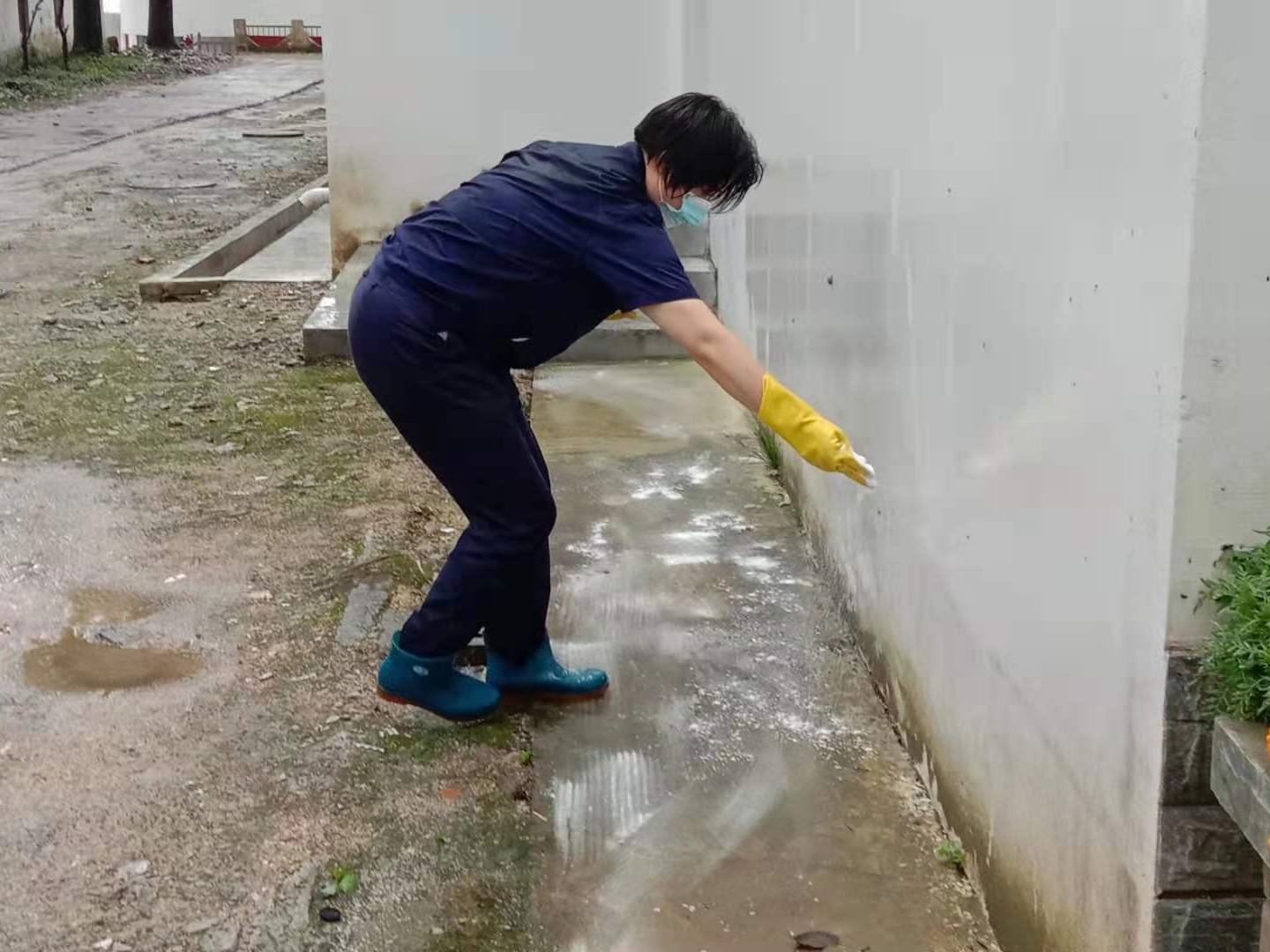 三峽博物館保潔工人雨后除青苔污漬，保障出行安全